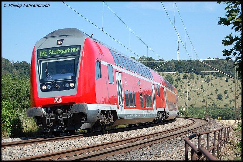 Ein Doppelstock-InterRegioExpress, geschoben von einer 146.2, ist am 01.08.07 unterwegs ber die Filsbahn (KBS 750) nach Stuttgart, aufgenommen bei Urspring.