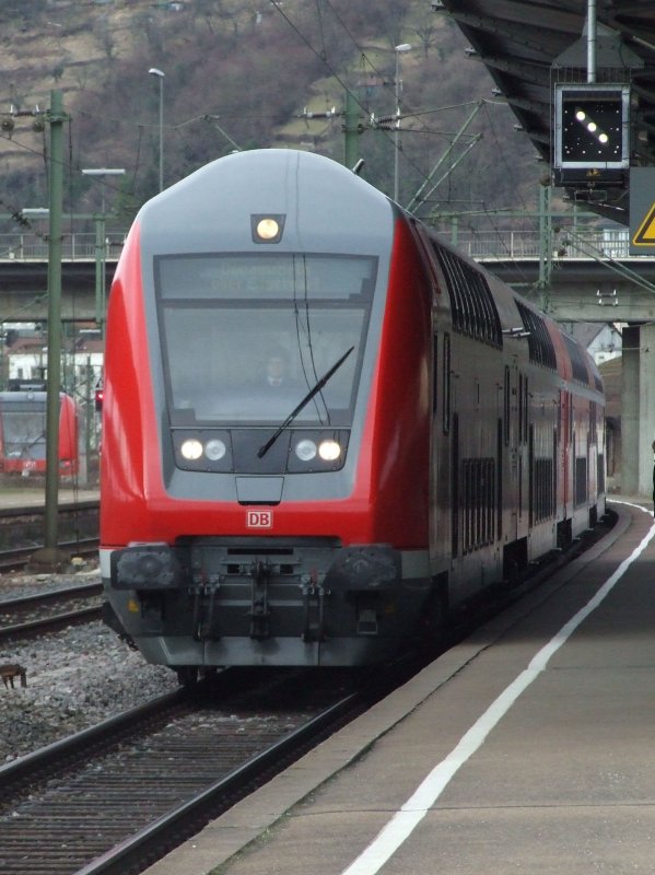 Ein Doppelstock Regionalexpress nach Donauwrth, geschoben von einer 146.2, fhrt in Plochingen ein. (20.01.2008)
