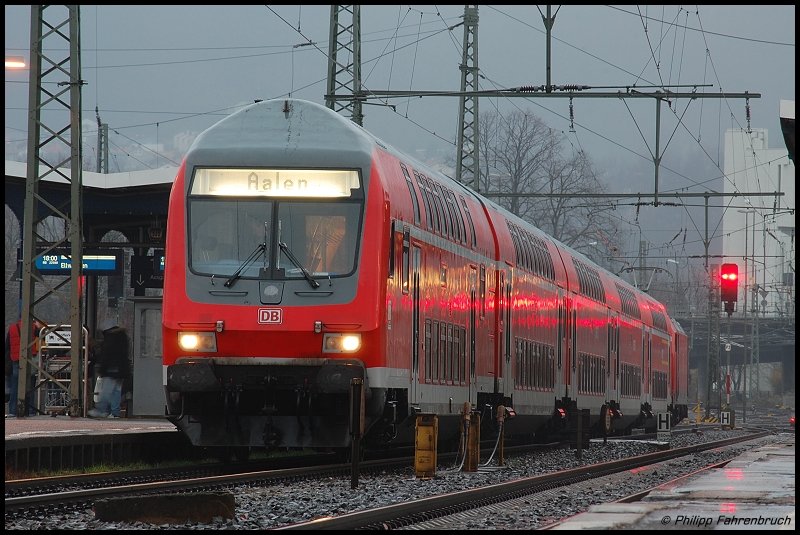 Ein Doppelstock-Steuerwagen des RE 19463 aus Stuttgart Hbf steht am Abend des 14.03.08 auf Gleis 2 des Aalener Bahnhofs. In 10 Minuten zieht 146 210-0 die Garnitur wieder nach Stuttgart Hbf zurck und das als RE 19470.
