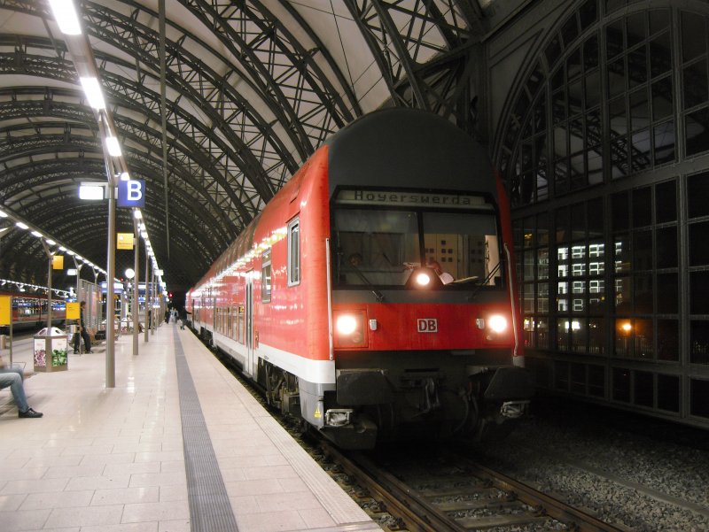 Ein Doppelstocksteuerwagen als RB nach Hoyerswerda in Dresden Hbf.
18.09.09