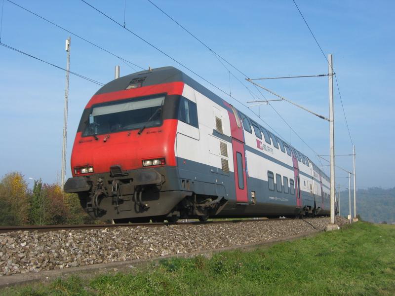 Ein Doppelstocksteuerwagen am 19.10.03 bei Othmarsingen
