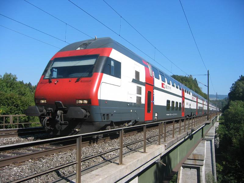 ein Doppelstocksteuerwagen berquert die Reuss bei Mellingen