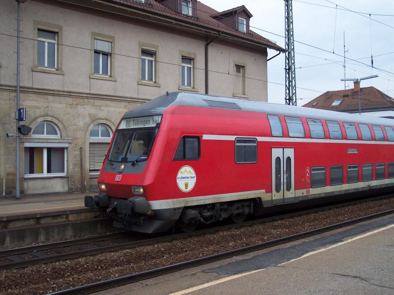 Ein Doppelstocksteuerwagen verlsst gerade den Bahnhof Nrtingen in Richtung Tbingen.