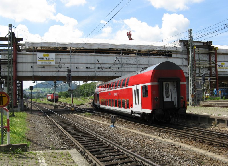 Ein Doppelstockwagen wird an den RE 31017 rangiert.Am 28.07.09 in Freiburg(Breisgau)Hbf.