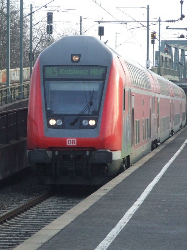 Ein Doppelstockzug, als RE5 nach Koblenz Hbf, fhrt aus Richtung Dsseldorf in Kln Messe/Deutz ein. (03.01.2008)