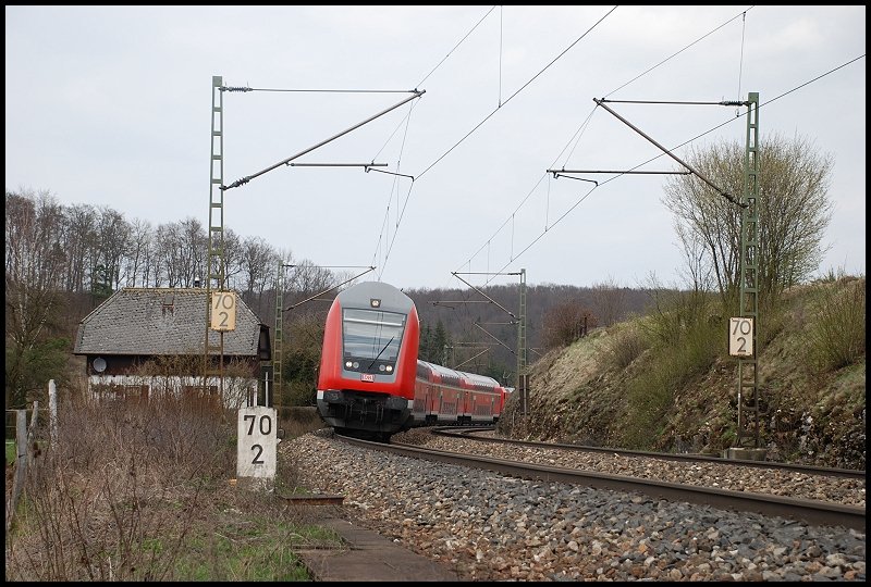 Ein Doppelstockzug legt sich bei Urspring in die Kurve. Aufgenommen am 12.04.08.