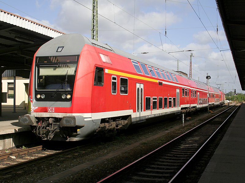 Ein Doppelstockzug der Magdeburger S-Bahn wartet in Magdeburg Hauptbahnhof auf die Abfahrt.
(15.09.2007)