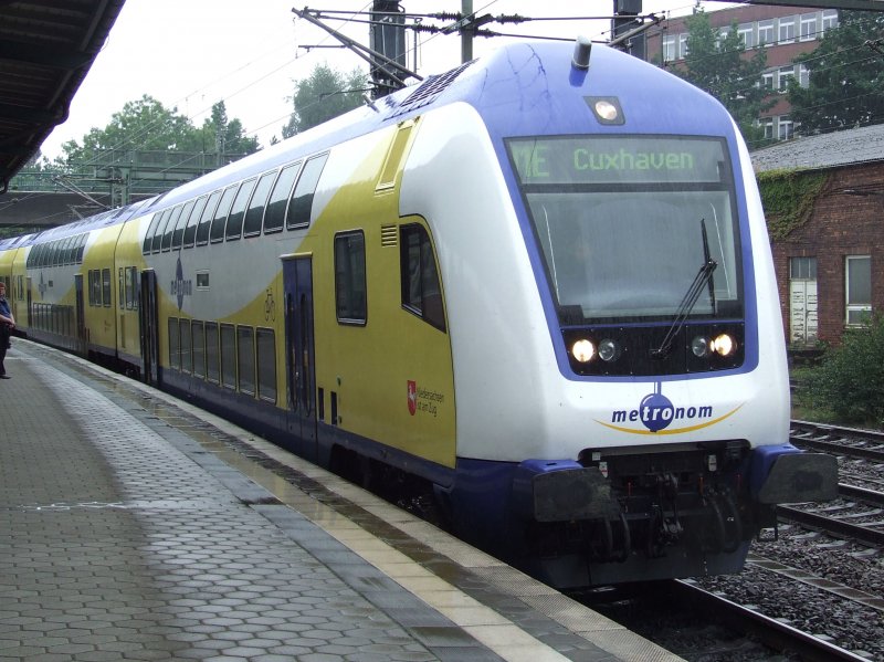 Ein Doppelstockzug der METRONOM nach Cuxhaven am 06.08.2008 in Hamburg-Harburg.