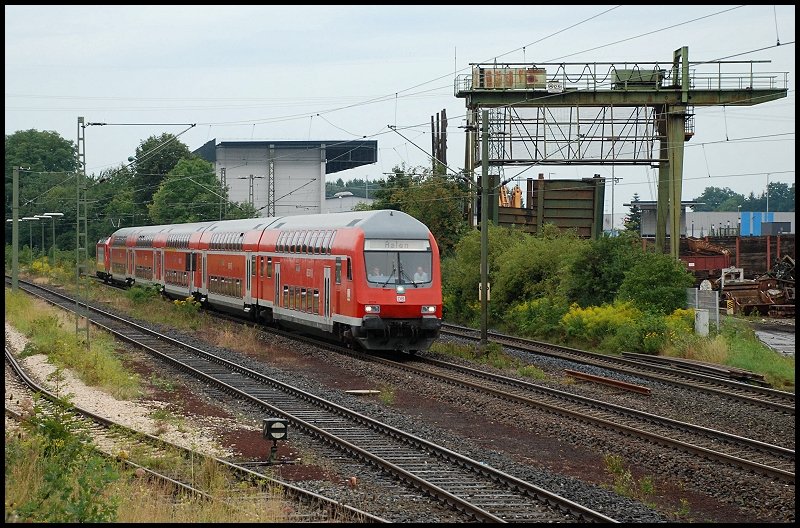 Ein Doppelstockzug ist in Richtung Aalen unterwegs. Aufgenommen im August 2008 neben der Firma Scholz in Essingen(b.Aalen).