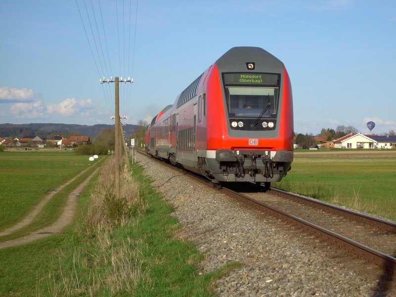 Ein Doppelstockzug unterwegs auf der Rottalbahn am 20.04.2008 mit einem Speisewagen der als Fahrradwagen genutzt wurde. Das ist ganz was besonderes weil auf dieser Strecke normalerweise nur Triebwagen der BR 628 und am Samstag der IC Rottalerland fahren. Der Zug ist zusehen bei Anzenkirchen. 
