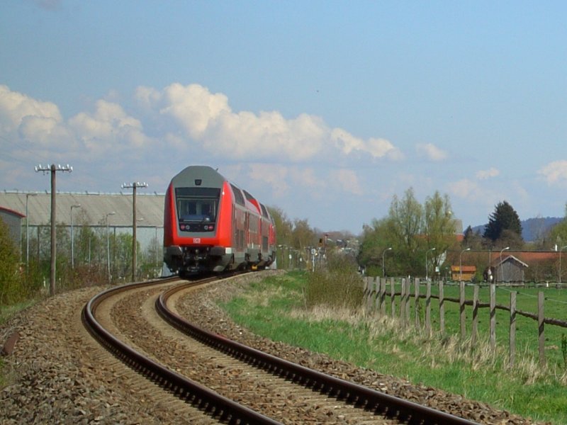 Ein Doppelstockzug unterwegs auf der Rottalbahn am 20.04.2008 mit einem Speisewagen der als Fahrradwagen genutzt wurde. Das ist ganz was besonderes weil auf dieser Strecke normalerweise nur Triebwagen der BR 628 und am Samstag der IC Rottalerland fahren. Der Zug ist zusehen bei Pfarrkirchen west. 

