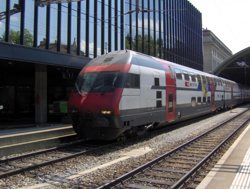 Ein Doppelstckerzug ist gerade in St. Gallen Hbf angekommen am 01.04.07