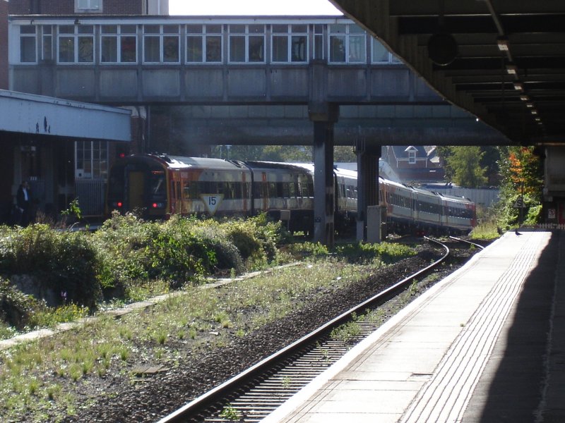Ein doppelter Dreifachtriebwagen der South Western fhrt am 7.10.09 aus dem Bahnhof Exeter Central