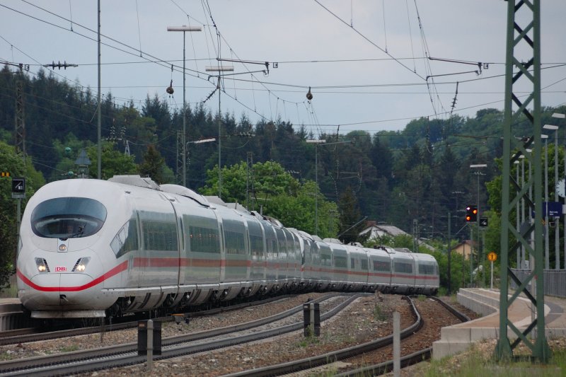 Ein  doppeltes ICE 3 - Lottchen  bremst sich gemchlichen Tempos die am Anfang sanfte und gut erkennbare Neigung der Geislinger Steige hinab. (Alle 16 Wagen im Bild...schwitz) Aufgenommen Sonntag 18.05.08 kurz vor Amstetten (Wrttemberg).