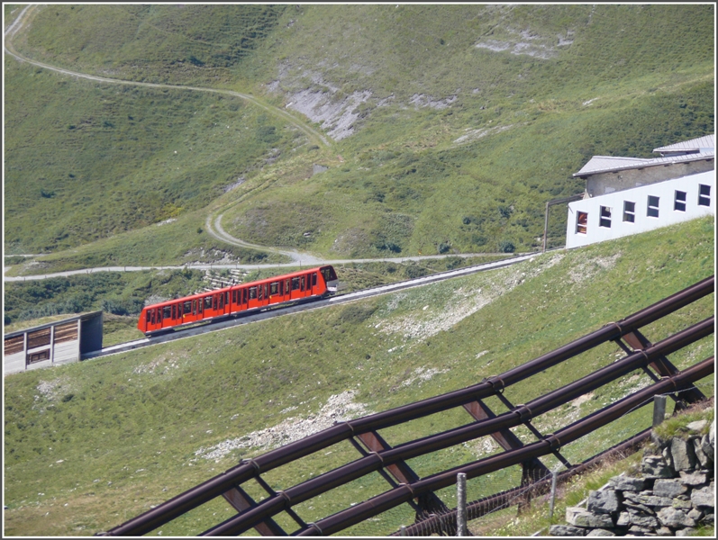 Ein Doppelwagen der DPB bei der Einfahrt in die Mittelstation Hhenweg. (30.08.2009)