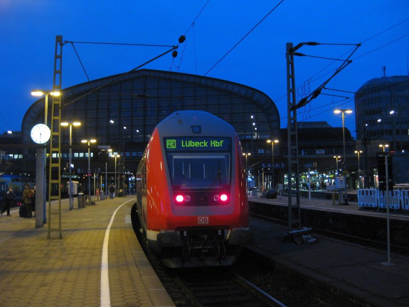 Ein Dosto Stw. h�ngt am 21.02.09 vorm RE 21428 nach L�beck Hbf. Aufgenommen kurz vor der Abfahrt im Hamburger Hbf.