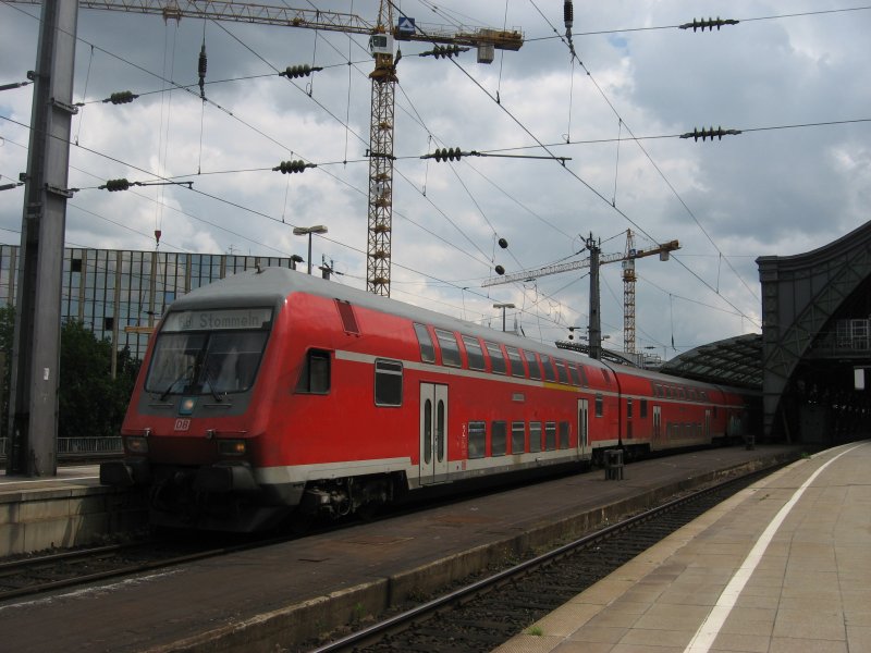 Ein Dosto-Stw wartet am 05. Juni 2007 mit seiner RB 27 die von Koblenz nach Mnchengladbach (ber die Rechterheinstrecke) fhrt im Klner Hbf auf Ausfahrt. Aus irgendeinem (mir unbekannten) Grund fuhr der Zug an diesem Tag nur bis Stommeln.