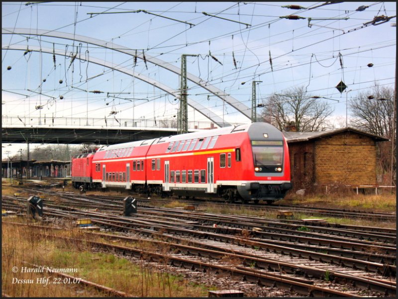 Ein Dosto-Zug fr 140km/h Hchstgeschwindigkeit war am 22.01.07 auf der RB51 Dessau Hbf-Falkenberg/Elster eingesetzt. Hier an der Spitze von RB26375 befindet sich Stwg 86-33 000-0, am Schlu schiebt die umgeabaute 114 301.
