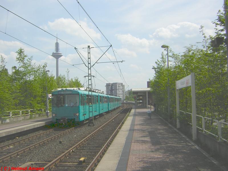 Ein Drei-Wagen-Zug der Linie U 1 mit den U2h-Triebwagen 353, 354 und 306 am 30.04.2005 bei Einfahrt in die Station Niddapark. 