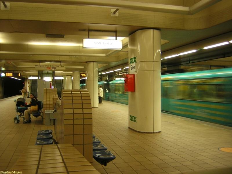 Ein Drei-Wagen-Zug der Linie U7 nach Enkheim verlie am 27.04.2006 die Station Zoo. 