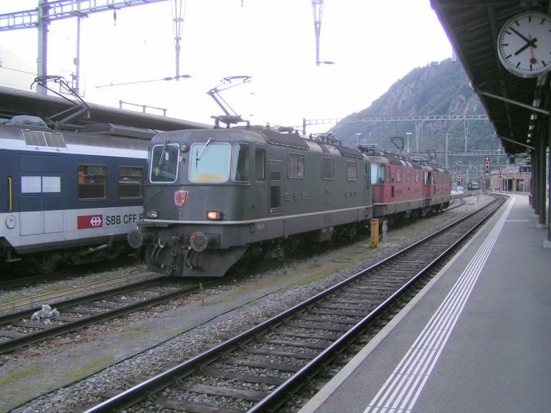 Ein Dreiergespann durchfhrt am frhen Abend des 31.07.07 in Leerfahrt den Bahnhof Brig.