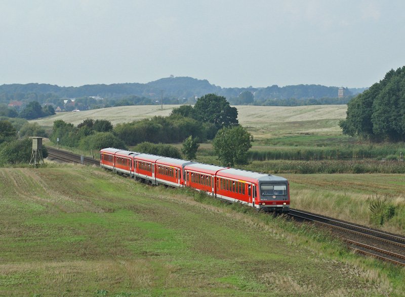 Ein Dreierpack 628 am 22.08.2008 als RE nach Lneburg kurz vor Eutin.