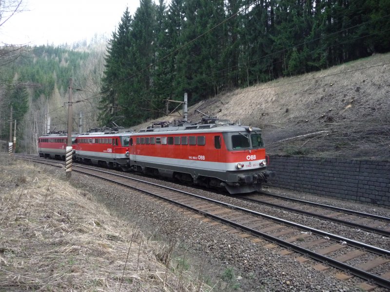Ein dreifacher Lokzug kurz vor der berquerung des Kalte Rinne Viadukts, bestehend aus 1142 663-2, 1142 700-2 und 1142 631-9. (09.04.09)