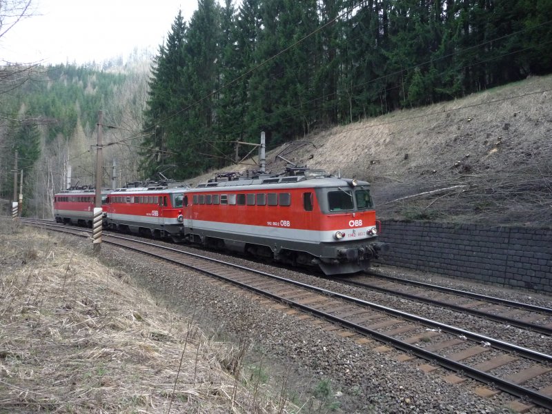 Ein dreifacher Lokzug kurz vor der �berquerung des Kalte Rinne Viadukts, bestehend aus 1142 663-2, 1142 700-2 und 1142 631-9. (09.04.09)