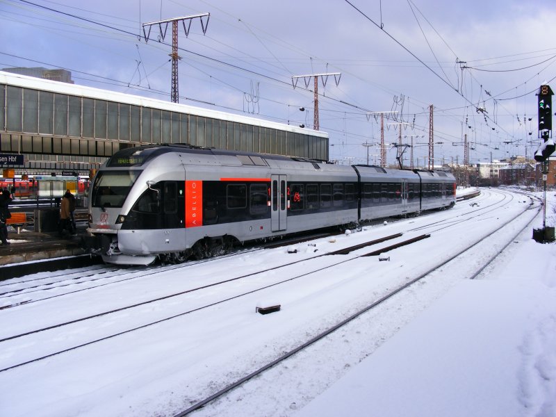 Ein dreiteiliger elektrischer Triebzug (Flirt EMU 3) der Abellio im Essener Hbf am 5. Januar 2009.