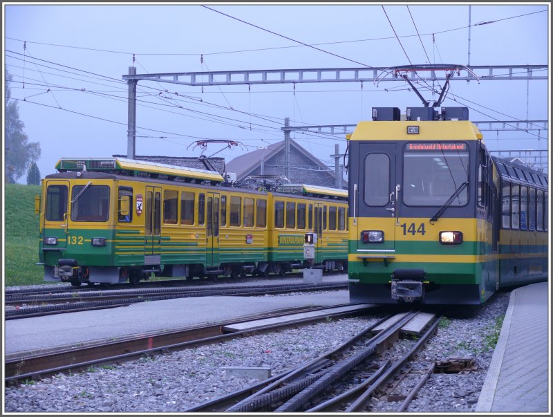 Ein dreiteiliger Panoramatriebwagen Bhe 4/8 144 kommt von der Kleinen Scheidegg zurck und trifft in Grindelwald Grund auf den BDeh 4/8 132. (11.10.2007)