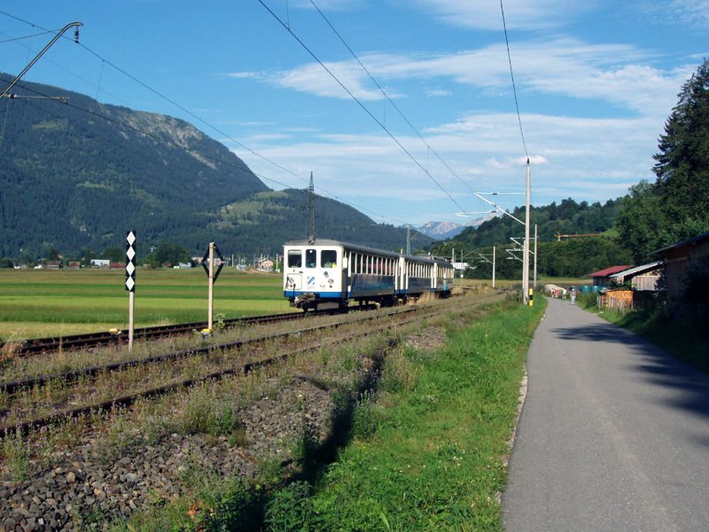 Ein dreiteiliger Pendelzug hat kurz die Haltestelle Hausbergbahn verlassen und fhrt nach Grainau. 15.08.07
