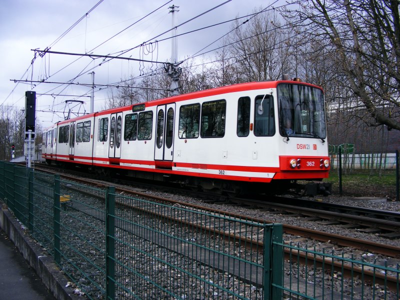 Ein dreiteiliger Stadtbahnwagen B der Dortmunder Stadtwerke verlt das Gleisdreieck zwischen dem Bahnhof Westfalenhalle und der Haltestelle Remydamm als Zug der Linie U45 zum Dortmunder Hauptbahnhof - 3. April 2008.