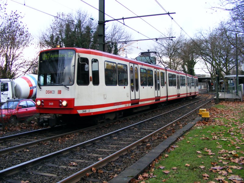 Ein dreiteiliger Stadtbahnwagen B der Dortmunder Stadtwerke hat die Haltestelle Kohlgartenstrae verlassen und fhrt als Zug der Linie U47 weiter nach Aplerbeck - 19. Dezember 2008.