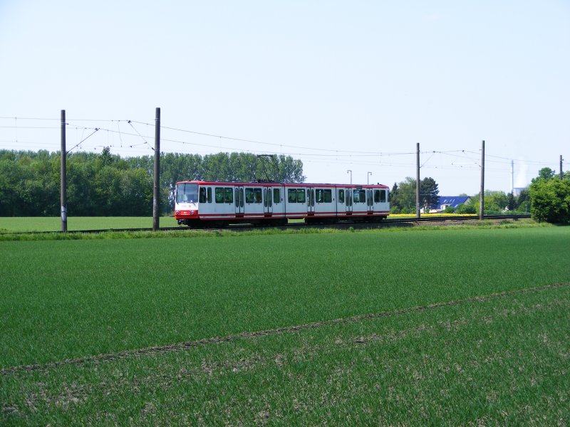 Ein dreiteiliger Stadtbahnwagen B der Dortmunder Stadtwerke zwischen Dortmund-Huckarde und Obernette als Zug der Linie U47 nach Westerfilde am 9. Mai 2008.