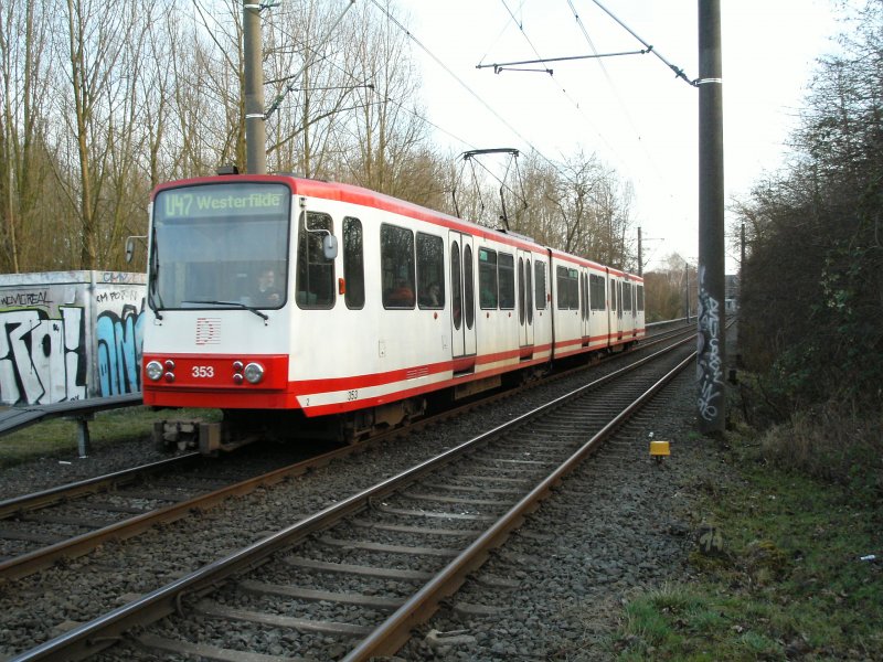 Ein dreiteiliger Stadtbahnwagen B der Dortmunder Stadtwerke zwischen Dortmund-Huckarde und Obernette als Zug der Linie U47 nach Westerfilde am 05.02.2005.