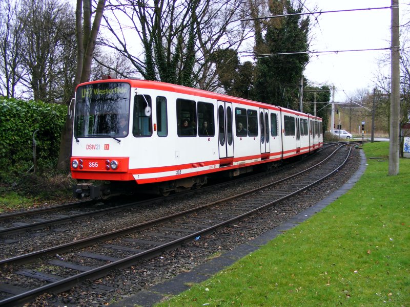 Ein dreiteiliger Stadtbahnwagen B der zweiten Generation vor der Haltestelle Huckarde-Bushof in Dortmund als Linie U47 nach Westerfilde am 03. April 2008.