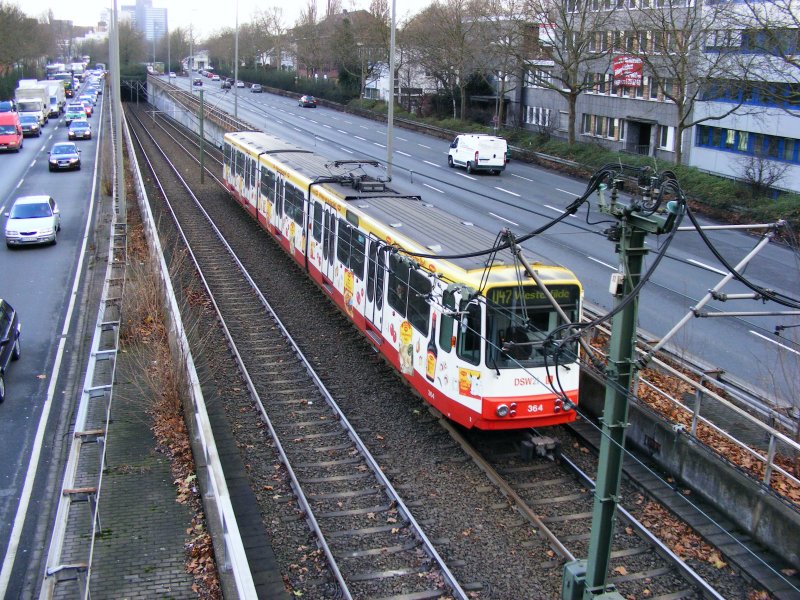 Ein dreiteiliger Stadtbahnwagen B der zweiten Generation auf der Tunnelrampe zwischen der Haltestelle Kohlgartenstrae und dem Bahnhof Mrkische Strae als Zug der Linie U47 nach Westerfilde am 19. Dezember 2008.