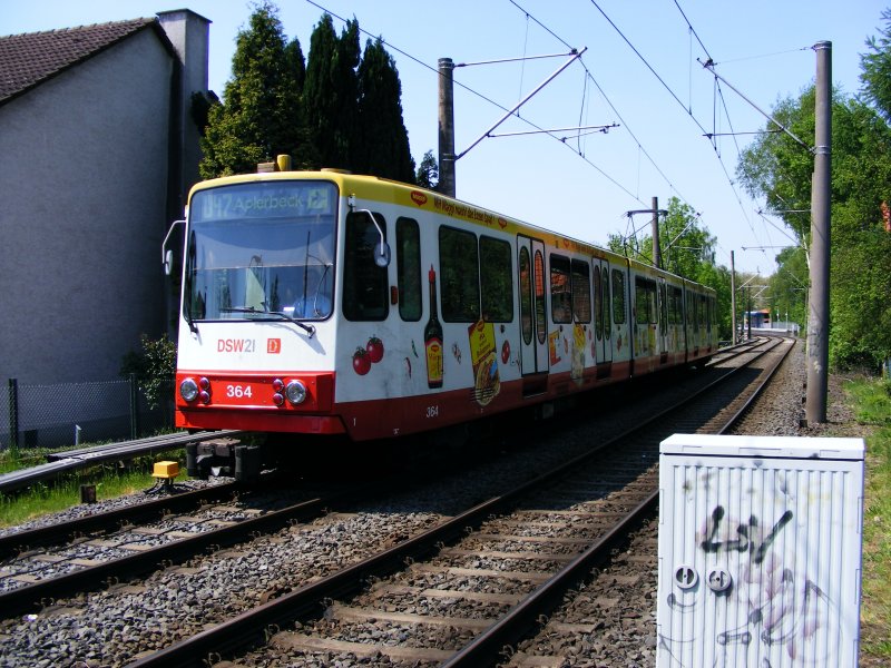 Ein dreiteiliger Stadtbahnwagen B der zweiten Generation mit Maggi-Ganzwerbung vor dem Bahnbergang an der Wiemerstrae in Dortmund-Obernette am 09. Mai 2008.