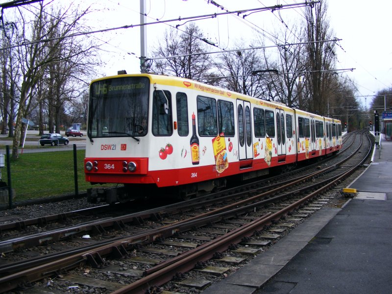 Ein dreiteiliger Stadtbahnwagen der Bauart B80 in Dortmund an der Haltestelle Remydamm als Linie U 46 zur Westfalenhalle und weiter zur Brunnenstra�e.