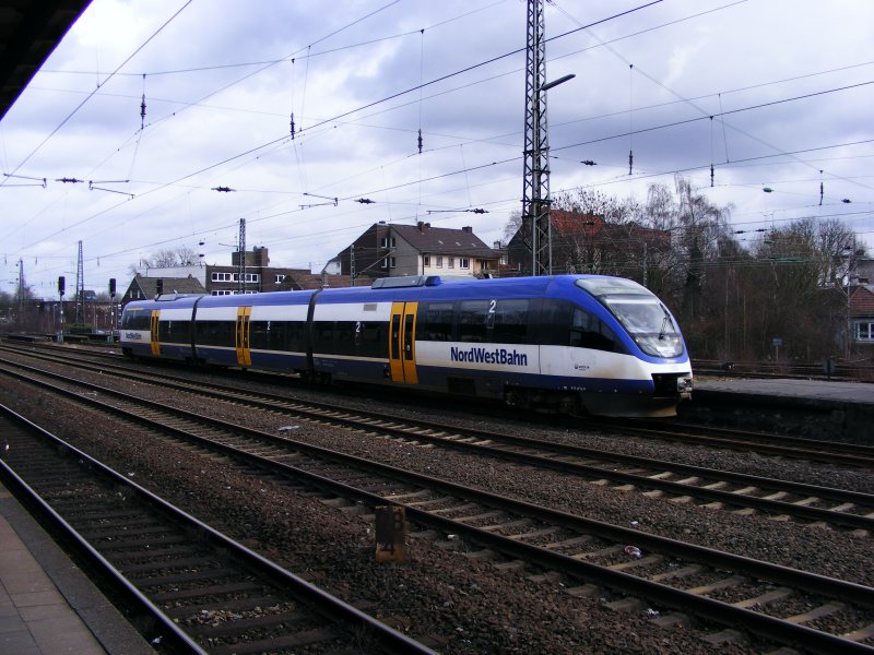 Ein dreiteiliger Talent-Dieseltriebwagen der NordWestBahn im Bahnhof Herne auf dem Weg nach Dorsten am 11.03.2009.