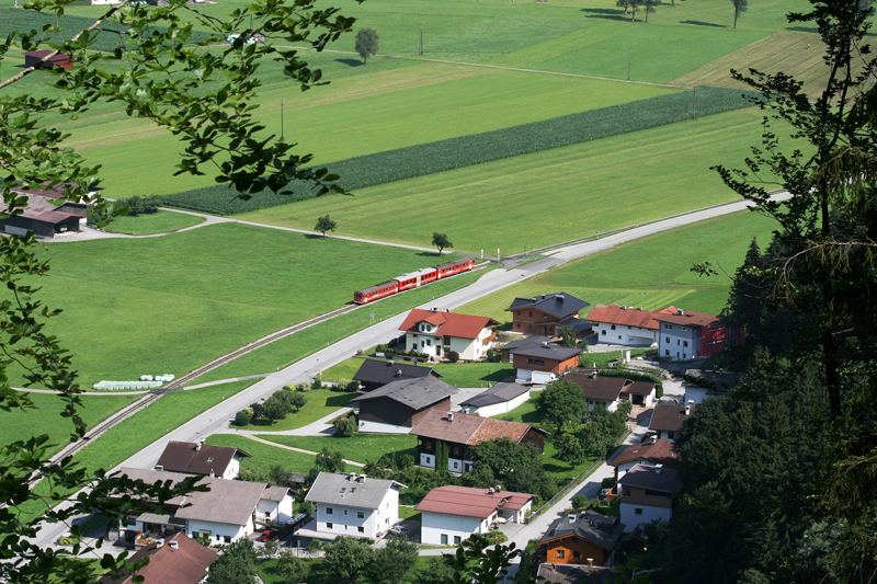 Ein dreiteiliger VT der Zillertalbahn von Mayrhofen auf dem Weg nach Jenbach. Aufgenommen am 17.07.2009 bei Strass (i.Z.).