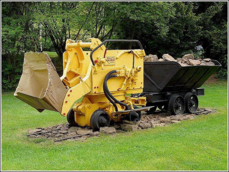 Ein Druckluftschaufellader und ein Seitenkipper fr Erzgruben  Buggi  (luxemburgischer Typ) stehen als Denkmal im Bereich des Nationalen Eisengrubenmuseums in Rumelange. Im Gegensatz zu den franzischen Kippern, welche nach zwei Seiten entleert werden konnten, ist es bei den luxemburgischen Wagen nur zu einer Seite mglich. 21.05.09 (Jeanny)