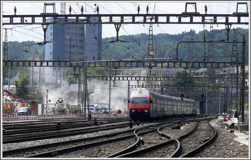 Ein DS IC 2000 fhrt durch Zrich Oerlikon. Links wo`s stndig staubt, liegt die riesige Baustelle zum neuen Weinbergtunnel nach Zrich HB. (18.06.2008)