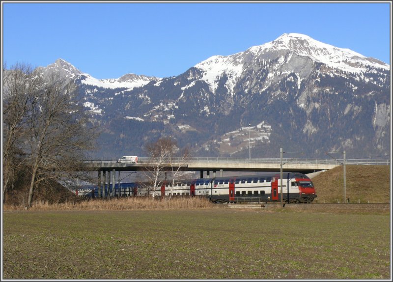 Ein DS IC2000 auf dem Weg nach Chur erscheint unter der neuen Brcke der Industrie Umfahrungsstrasse Landquart. Am Vilan 2375m haben sich schon die ersten Schneerutsche gelst, nachdem es tagsber frhlingshaft warm wird. (27.12.2007)