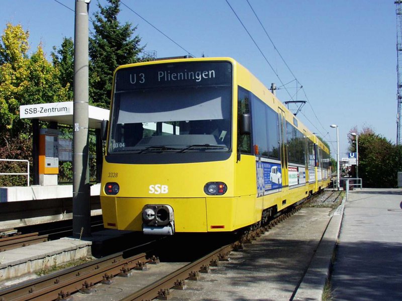 Ein DT-8.10 beim Einfahren in die Haltestelle SSB-Zentrum. Hier hatten auch die neuesten SSB Triebfahrzeuge noch die alte, nicht-digitale Zugzielanzeige. (07/2006)