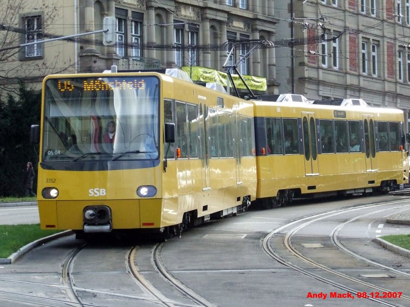 Ein DT-8.10 kommt �ber die Kreuzung am Olgaeck am 08.12.2007