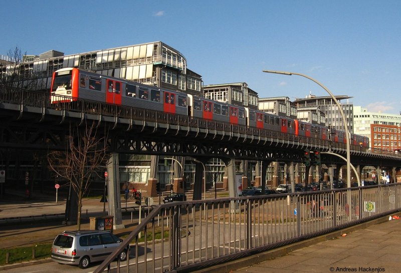 Ein DT3E der Hochbahn kurz vor der Station Baumwall 29.3.08