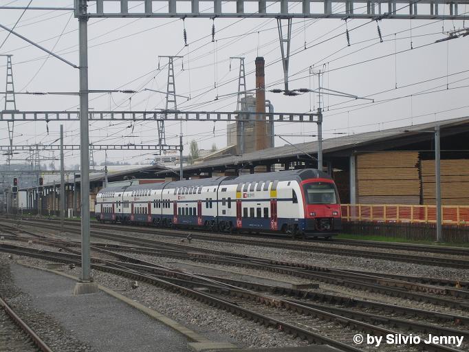 Ein DTZ stand am 27.4.06 anlsslich Versuchsfahrten in Oberwinterthur.