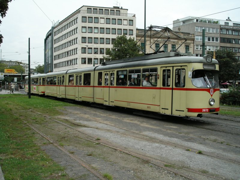 Ein DUEWAG-Einrichtungs-GT8 mit Groraumbeiwagen verlt die Haltestelle Jan-Wellem-Platz in Dsseldorf als Zug der Line 712 nach Volmerswerth am 30.09.2004.