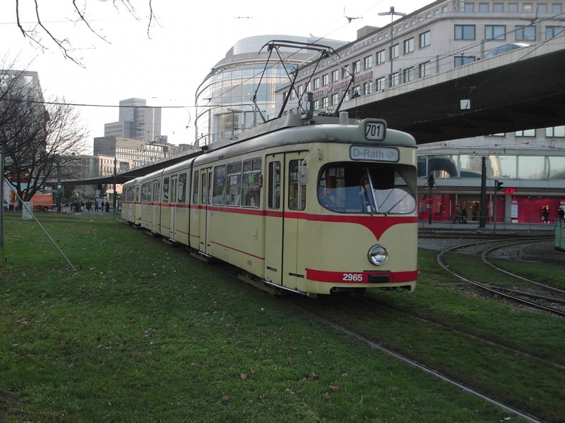 Ein DUEWAG-Einrichtungs-GT8 der Rheinbahn auf dem Jan-Wellem-Platz in Dsseldorf am 2. Januar 2004.